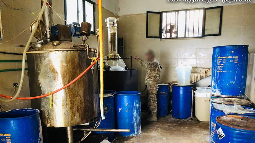 الجيش يدهم معملاً لتصنيع الكبتاغون في هذه المنطقة الجيش يدهم معملاً لتصنيع الكبتاغون في هذه المنطقة