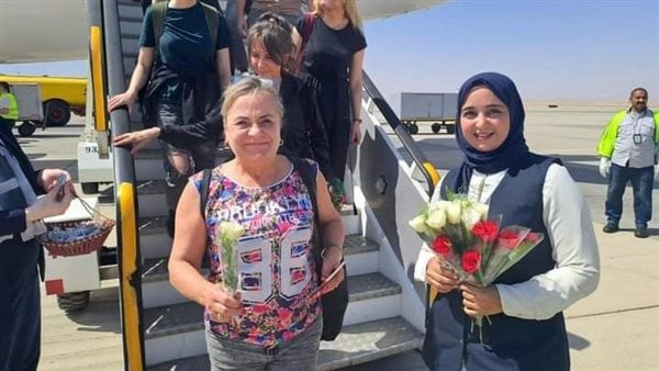 على متن 94 رحلة طيران.. 14 ألف سائح يصلون إلى مطاري الغردقة ومرسى علم الدوليين على متن 94 رحلة طيران.. 14 ألف سائح يصلون إلى مطاري الغردقة ومرسى علم الدوليين