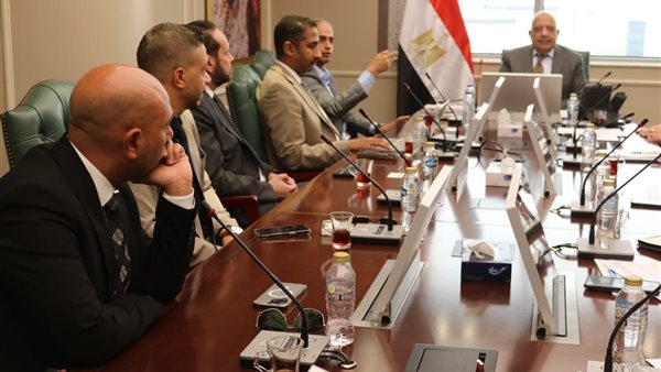 وزير الكهرباء يجتمع بمسئولي شركة "ساى شيلد" لمتابعة تشغيل منظومة الشحن الموحد وزير الكهرباء يجتمع بمسئولي شركة "ساى شيلد" لمتابعة تشغيل منظومة الشحن الموحد