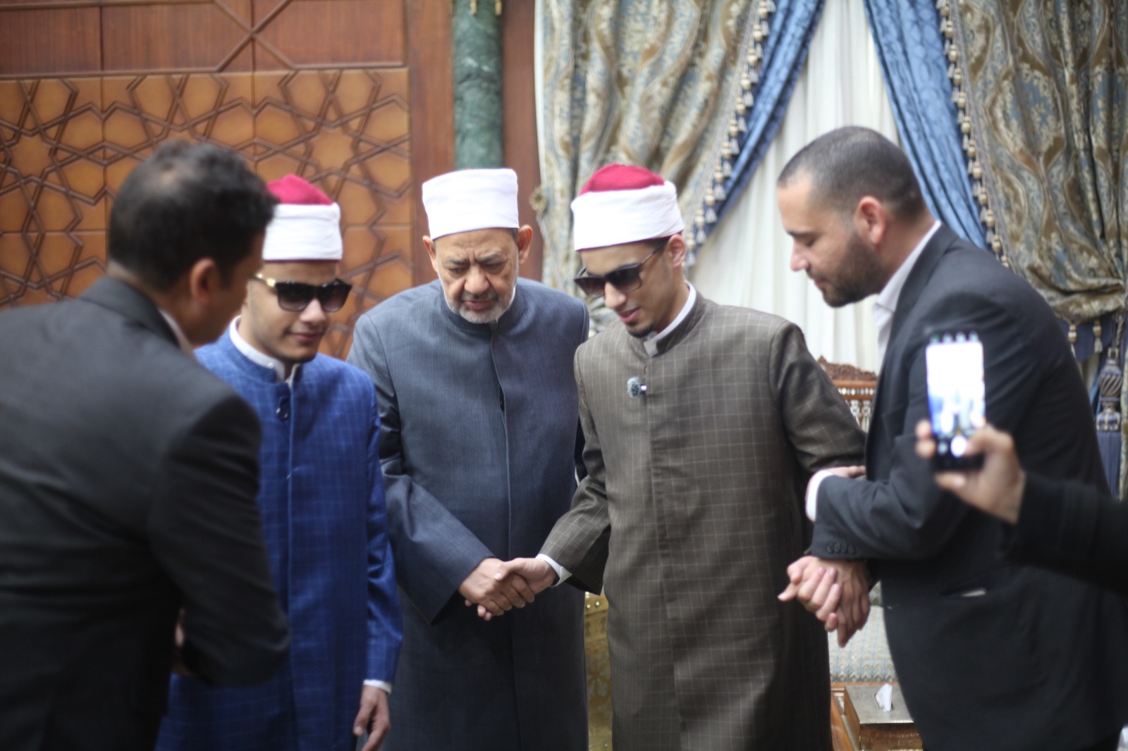 شيخ الأزهر عن والدة الطالب محمد حسن: أم مثالية قدمت أنموذجًا في التضحية والتفاني شيخ الأزهر عن والدة الطالب محمد حسن: أم مثالية قدمت أنموذجًا في التضحية والتفاني