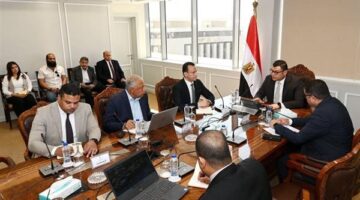 وزير الإسكان يعقد اجتماعا لمتابعة الموقف التنفيذي لـ”حدائق تلال الفسطاط”