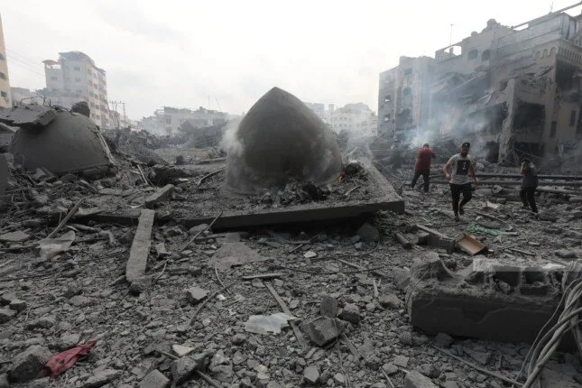 استشهاد 5 فلسطينيين في قصف إسرائيلي يستهدف منازل وخيام نازحين وسط وجنوب غزة استشهاد 5 فلسطينيين في قصف إسرائيلي يستهدف منازل وخيام نازحين وسط وجنوب غزة