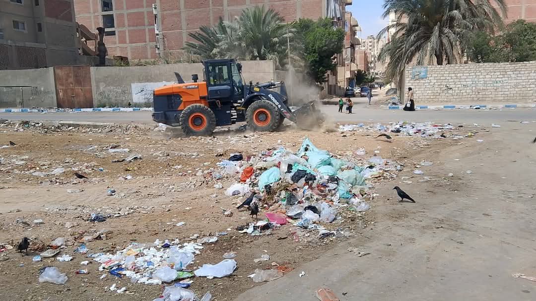 رفع المخلفات في حي الأربعين 