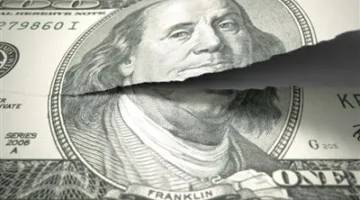 مصرفي مختص: توقعات بانخفاض سعر الدولار قريباً