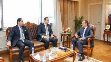 وزير قطاع الأعمال العام يبحث مع رئيس هيئة الرعاية الصحية تعزيز التعاون المشترك لدعم الصناعة الوطنية