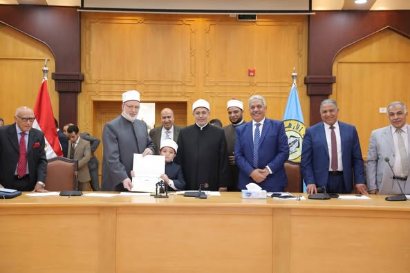 بعد إبداعه في حفظ المتون.. مجلس جامعة الأزهر يهدي صغيرا أزهريا درع الجامعة وشهادة تقدير تشجيعا له ولوالديه 