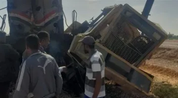 مصرع شاب في تصادم قطار بلودر بقرية الرويسات بمطروح.. وتعطّل الحركة مؤقتاً