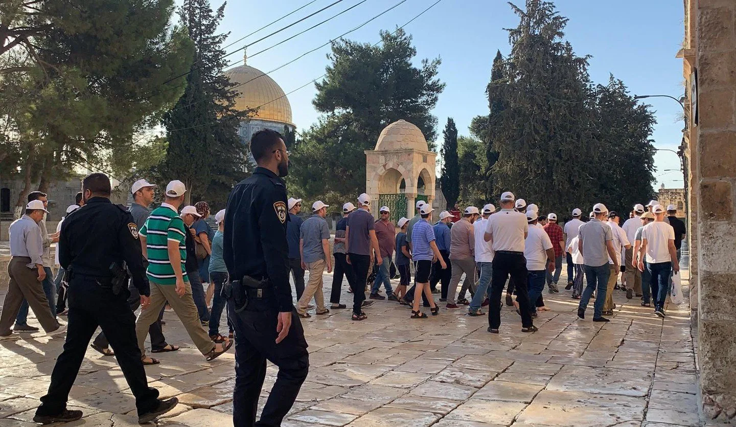 عشرات المستوطنين يدخلون ساحات المسجد الأقصى ويقومون بممارسة شعائر دينية يهودية عشرات المستوطنين يدخلون ساحات المسجد الأقصى ويقومون بممارسة شعائر دينية يهودية