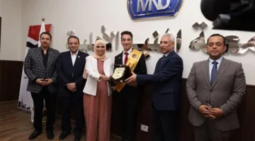 رئيس جامعة المنيا يكرم أول مجلس اتحاد طلاب الجامعة الأهلية