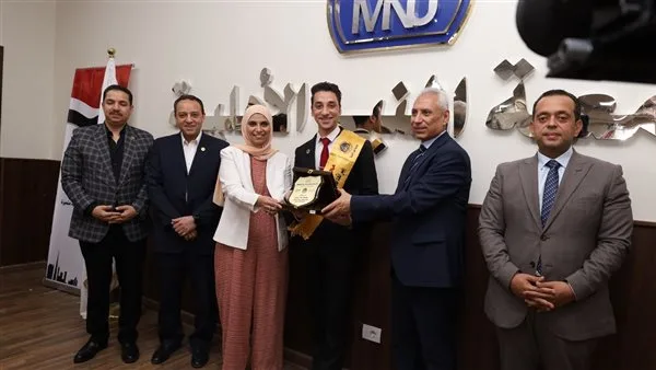 رئيس جامعة المنيا يكرم أول مجلس اتحاد طلاب الجامعة الأهلية رئيس جامعة المنيا يكرم أول مجلس اتحاد طلاب الجامعة الأهلية