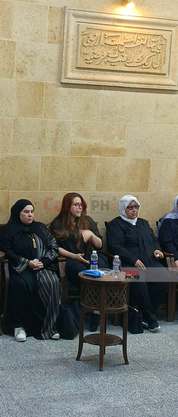 دنيا عبد العزيز أول الحاضرين في عزاء حماة المنتج محمد السبكي بمسجد الحامدية الشاذلية 