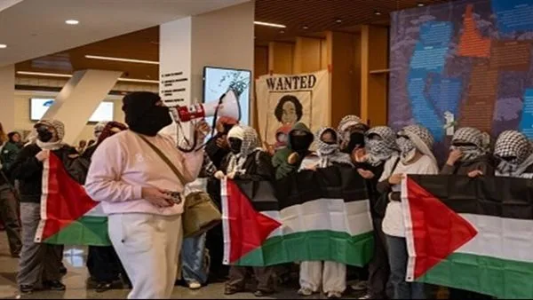 محتجون مؤيدون لفلسطين يشتبكون مع الأمن الجامعي داخل مكتبة جامعة كولومبيا محتجون مؤيدون لفلسطين يشتبكون مع الأمن الجامعي داخل مكتبة جامعة كولومبيا