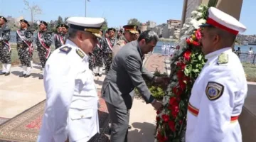 محافظ دمياط يضع إكليل الزهور على النصب التذكاري احتفالًا بالعيد القومى