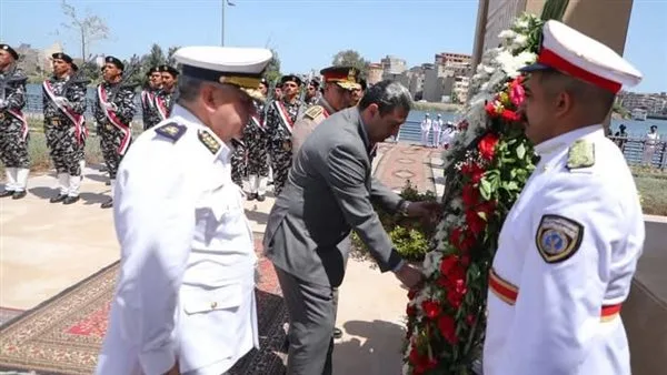 محافظ دمياط يضع إكليل الزهور على النصب التذكاري احتفالًا بالعيد القومى محافظ دمياط يضع إكليل الزهور على النصب التذكاري احتفالًا بالعيد القومى