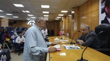 محافظ المنيا يناقش ملفات ساخنة مع مواطنى ابوقرقاص وملوى و ديرمواس ومساعدات مادية واعانات عاجلة لحالات انسانية