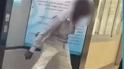 شخص مجهول يقوم بترويع لالعاملين بأحد مستشفيات أسوان بسلاح أبيض شخص مجهول يقوم بترويع لالعاملين بأحد مستشفيات أسوان بسلاح أبيض