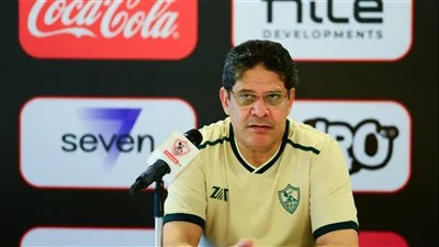 أيمن الرمادي: سعيد سعادة غامرة بتولي تدريب فريق كبير بحجم الزمالك.. واستمتعت بأول تدريب مع الأبيض أيمن الرمادي: سعيد سعادة غامرة بتولي تدريب فريق كبير بحجم الزمالك.. واستمتعت بأول تدريب مع الأبيض