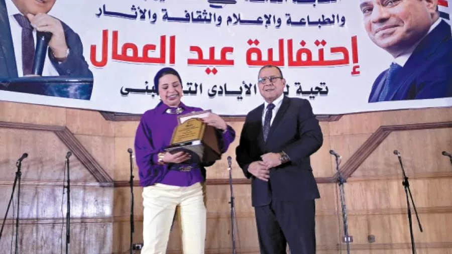 تكريم «هبة صادق» و«فرحات» و«بكرى» و«عبدالسميع» تقديرًا لجهودهم تكريم «هبة صادق» و«فرحات» و«بكرى» و«عبدالسميع» تقديرًا لجهودهم