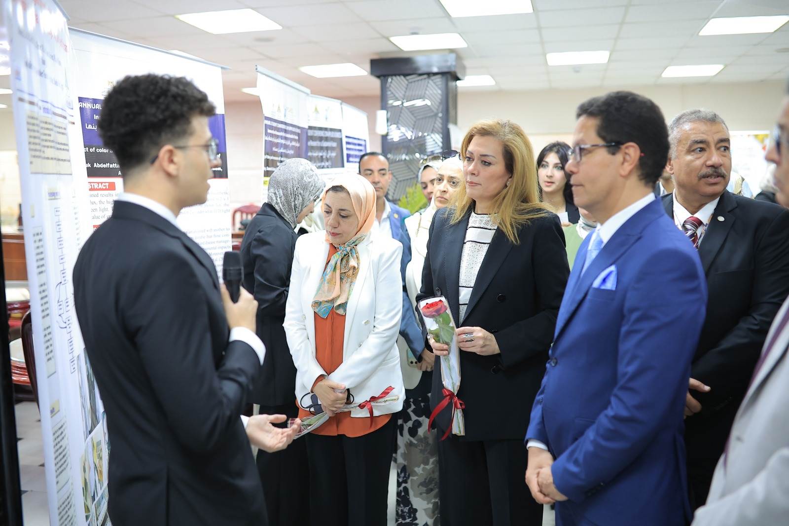 طالب يعرض مشروع
