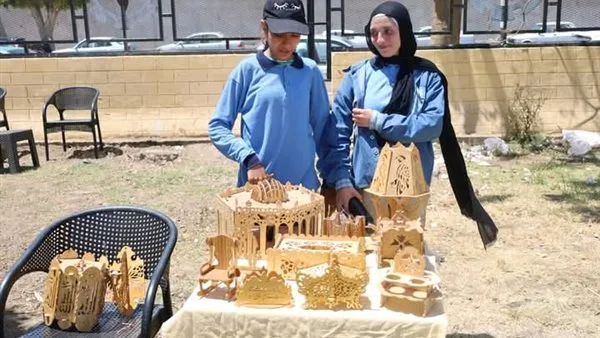 محافظ السويس يتيح مساحة لعرض منتجات الطلاب بالممشى التاريخي محافظ السويس يتيح مساحة لعرض منتجات الطلاب بالممشى التاريخي