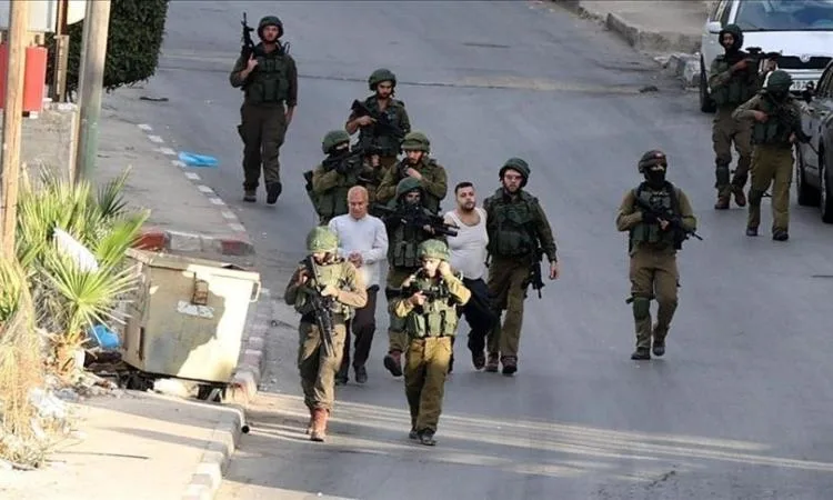 الاحتلال الإسرائيلي يعتقل أربعة فلسطينيين من محافظة الخليل الاحتلال الإسرائيلي يعتقل أربعة فلسطينيين من محافظة الخليل