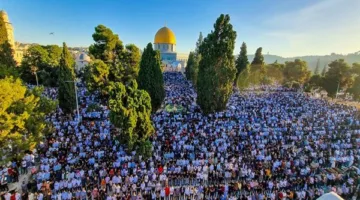 عشرات الآلاف يؤدون صلاة الجمعة في المسجد الأقصى المبارك