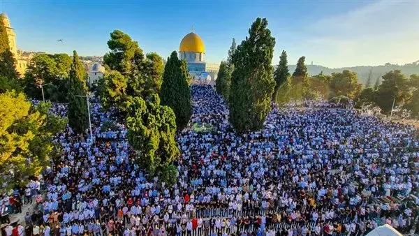 عشرات الآلاف يؤدون صلاة الجمعة في المسجد الأقصى المبارك عشرات الآلاف يؤدون صلاة الجمعة في المسجد الأقصى المبارك