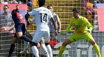 برشلونة يلامس الليجا الإسباني بعد الفوز على ريال مدريد في مباراة مجنونة
