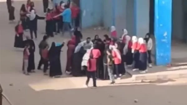تفاصيل سقوط طالبة فى المرحلة الإعدادية بالدور الثالث داخل مدرسة بالجيزة تفاصيل سقوط طالبة فى المرحلة الإعدادية بالدور الثالث داخل مدرسة بالجيزة