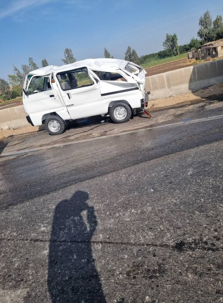انقلاب سيارة نقل ثقيل من أعلى الطريق الإقليمي بالمنوفية 