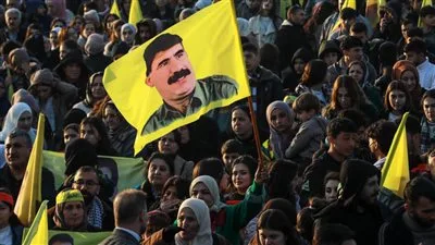 بعد صراع طويل في تركيا: “حزب العمال الكردستاني” يعلن عن تفكيك نفسه وتسليم السلاح. بعد صراع طويل في تركيا: “حزب العمال الكردستاني” يعلن عن تفكيك نفسه وتسليم السلاح.