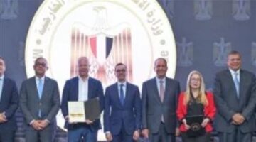 وزير الاستثمار يوزع 6 رخص ذهبية جديدة لمشروعات استثمارية استراتيجية متنوعة.