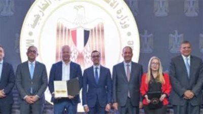 وزير الاستثمار يوزع 6 رخص ذهبية جديدة لمشروعات استثمارية استراتيجية متنوعة. وزير الاستثمار يوزع 6 رخص ذهبية جديدة لمشروعات استثمارية استراتيجية متنوعة.