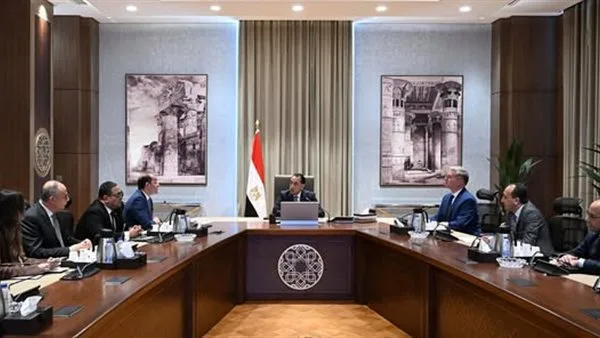 رئيس الوزراء يراقب مساعي الحكومة لتحويل السيارات لاستخدام الغاز الطبيعي رئيس الوزراء يراقب مساعي الحكومة لتحويل السيارات لاستخدام الغاز الطبيعي