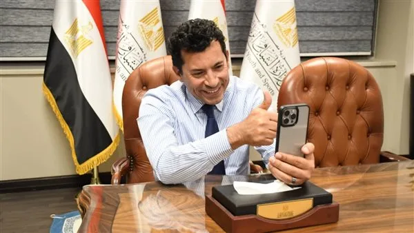 وزير الرياضة يهنئ منتخب الشباب بعد انتصاره على غانا وتأهله إلى المونديال. وزير الرياضة يهنئ منتخب الشباب بعد انتصاره على غانا وتأهله إلى المونديال.