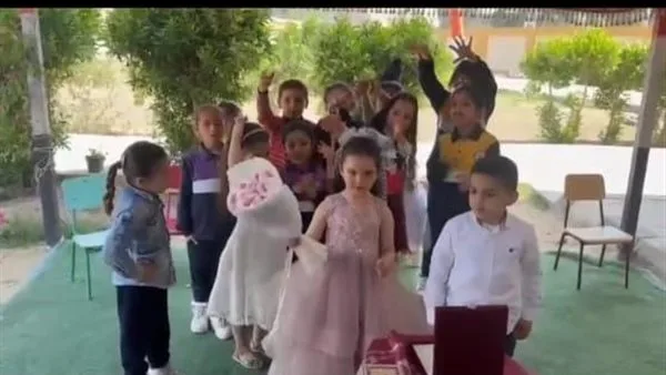 استبدال الرقص وحفلات الزفاف بحفلات تخرج “كي جي تو” في المدارس.. ومطالبات بتدخل الوزارة استبدال الرقص وحفلات الزفاف بحفلات تخرج “كي جي تو” في المدارس.. ومطالبات بتدخل الوزارة