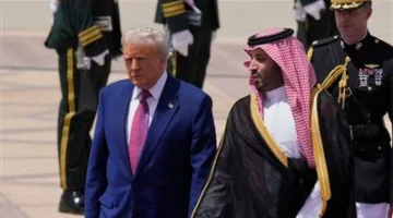 «رئيس الولايات المتحدة في زيارة إلى الرياض».. ما الدلالة وراء ارتداء ترامب رابطة عنق بلون بنفسجي أثناء زيارته للسعودية؟