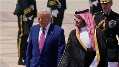 «رئيس الولايات المتحدة في زيارة إلى الرياض».. ما الدلالة وراء ارتداء ترامب رابطة عنق بلون بنفسجي أثناء زيارته للسعودية؟ «رئيس الولايات المتحدة في زيارة إلى الرياض».. ما الدلالة وراء ارتداء ترامب رابطة عنق بلون بنفسجي أثناء زيارته للسعودية؟