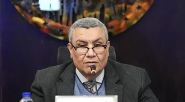 النائب مصطفى سالم يعبّر عن dissatisfaction بأداء وزارة الشباب ويشير إلى أن هناك ملاعب بدأت العمل عليها منذ عشر سنوات ولم تُستكمل بعد.