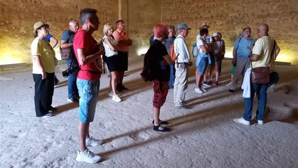 بالتفصيل.. مجموعة سياحية تستكشف آثار بني حسن في المنيا بالتفصيل.. مجموعة سياحية تستكشف آثار بني حسن في المنيا