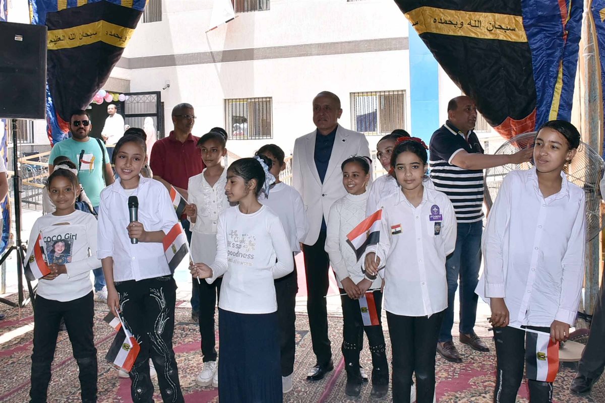 محافظ الأقصر واهالي الديمقراط 