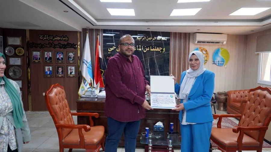 رئيس هيئة مياه سوهاج يكرم موظفي إدارة نظم المعلومات الجغرافية والأصول الفنية رئيس هيئة مياه سوهاج يكرم موظفي إدارة نظم المعلومات الجغرافية والأصول الفنية