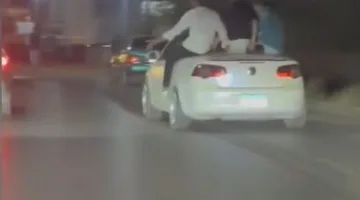 الداخلية تضبط سائقًا أتاح لأشخاص الجلوس على سقف سيارته في الزقازيق (فيديو)