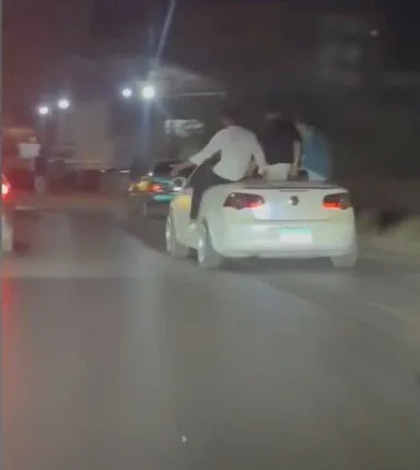 الداخلية تضبط سائقًا أتاح لأشخاص الجلوس على سقف سيارته في الزقازيق (فيديو) الداخلية تضبط سائقًا أتاح لأشخاص الجلوس على سقف سيارته في الزقازيق (فيديو)