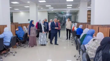 رئيس جامعة طنطا يراقب تقدم الامتحانات في مركز الاختبارات الإلكترونية
