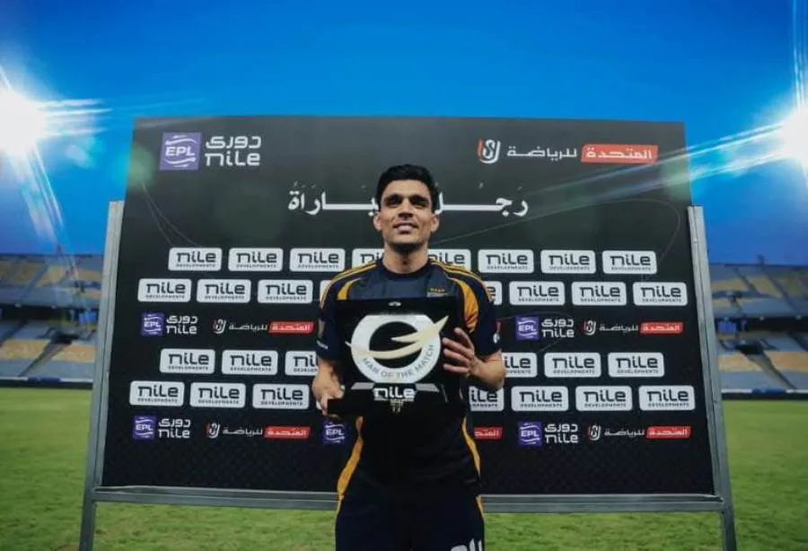 بن شرقي يتوج بجائزة أفضل لاعب في مباراة الأهلي وسيراميكا كليوباترا بن شرقي يتوج بجائزة أفضل لاعب في مباراة الأهلي وسيراميكا كليوباترا