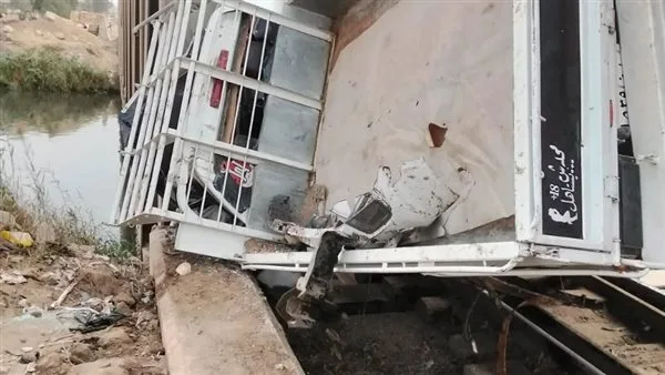 تصادم قطار في أبو زعبل مع شاحنة في القليوبية دون وقوع إصابات. تصادم قطار في أبو زعبل مع شاحنة في القليوبية دون وقوع إصابات.