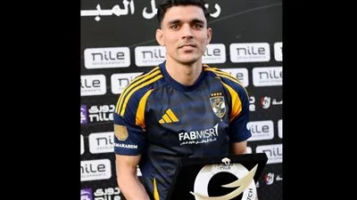 أشرف بن شرقي يتوج بجائزة أفضل لاعب في مواجهة الأهلي ضد سيراميكا كليوباترا في الدوري المصري الممتاز. أشرف بن شرقي يتوج بجائزة أفضل لاعب في مواجهة الأهلي ضد سيراميكا كليوباترا في الدوري المصري الممتاز.