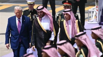 تلبيةً لطلب محمد بن سلمان: ترامب يعلن عن رفع العقوبات المفروضة على سوريا ويستقبل الشرع.