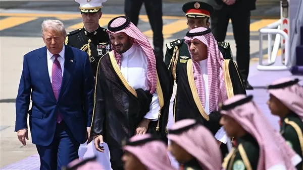 تلبيةً لطلب محمد بن سلمان: ترامب يعلن عن رفع العقوبات المفروضة على سوريا ويستقبل الشرع. تلبيةً لطلب محمد بن سلمان: ترامب يعلن عن رفع العقوبات المفروضة على سوريا ويستقبل الشرع.